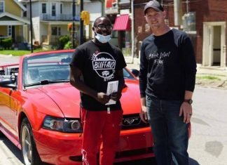 Le regalaron un auto por colaborar