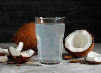 Conoce los beneficios del agua de coco
