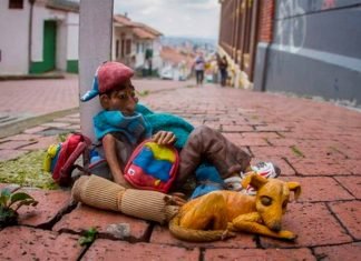 Migrantes venezolanos representados en plastilina
