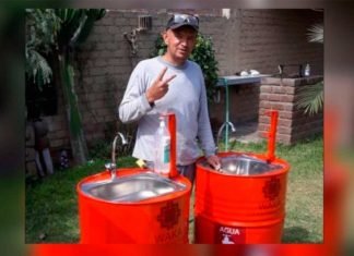 Venezolano fabrica lavamanos portátil