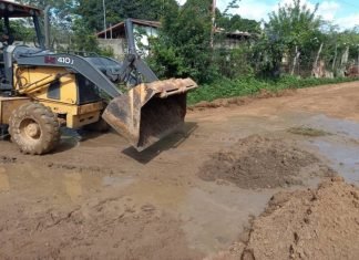 Emica sigue despejando vías en zonas afectadas por las lluvias
