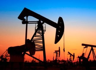 Rusia y Arabia Saudí estudian extender recorte de producción de petróleo