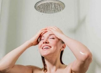 ¿Es recomendable bañarse con agua fría o caliente?