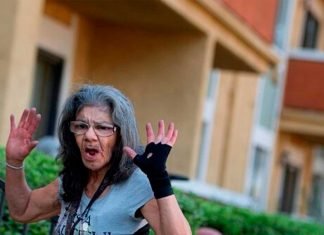 Abuela se defiende de un agresor