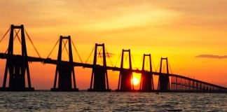 Puente sobre el Lago