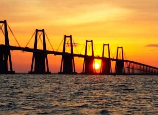 Puente sobre el Lago