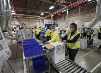 Comienza distribución de vacunas Pfizer en EEUU