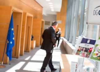 Seis bancos franceses multados por cobros excesivos en los pagos con tarjeta