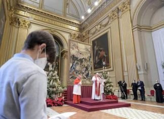 Francisco pide en mensaje «Urbi et Orbi» paz y real fraternidad