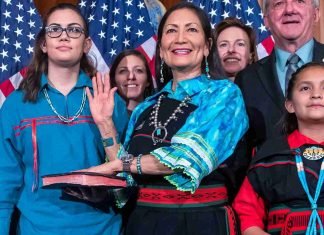 Deb Haaland es designada secretaria de Interior de EE.UU.
