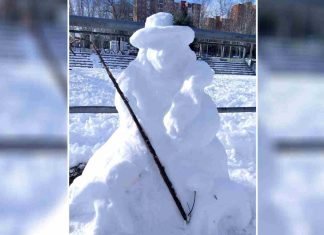 Erigen desde la nieve una imagen de la Divina Pastora