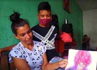 Niño vende dibujos para ayudar a su madre