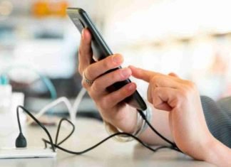 ¿Es peligroso usar tu ‘smartphone’ mientras se carga?