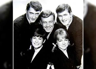 Stay Awhile de The Bells