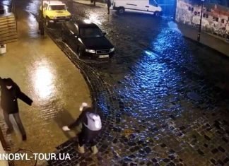 Joven intenta caminar sobre una calle congelada (Video)