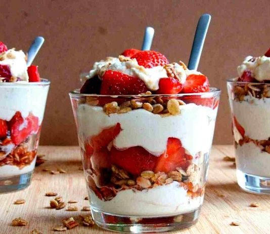 Parfait de yogur y fresas