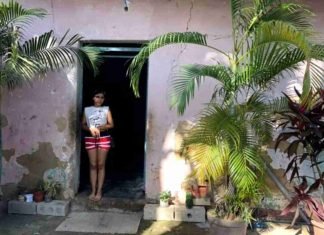 Joven es maestra en su barrio durante la pandemia