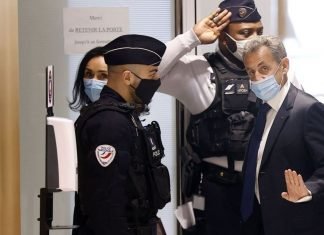 Tribunal de París condena a tres años de pena al expresidente Sarkozy por corrupción