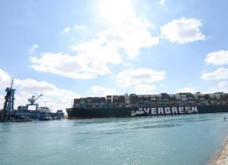 Marina de EEUU ofrece asistencia de equipo especial para liberar buque en el Canal de Suez