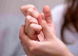 Crujir los dedos no causa artritis