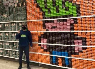 Joven dibuja con empaques de alimentos