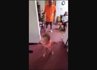 Niña imita los andados de su abuelo