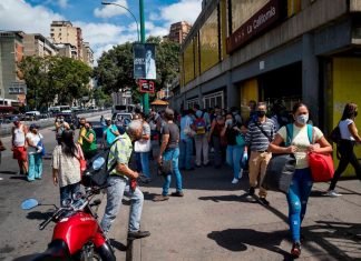 Maduro inicia flexibilización y garantiza pago a Covax para compra de vacunas