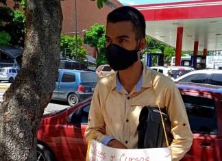 Joven camina por Caracas ofreciendo clases