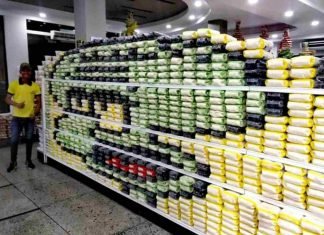 Joven plasma caricaturas en supermercado