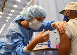 Castro exhorta a reajustar el plan de vacunación por fases