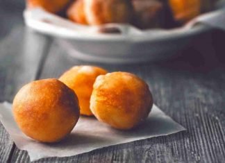 Prepara buñuelos de plátano y queso