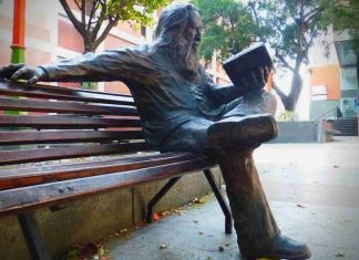 Escultura en la Plaza de la Moneda