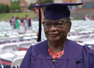 Se titula a los 78 años