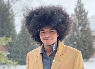 Adolescente corta su afro para caridad