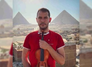Venezolano toca violín en pirámide