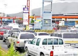 Persisten las colas para el suministro de combustible tras aplicar plan Pico y Placa
