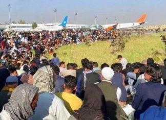 Continúa el caos tras una semana de la llegada de los talibanes en el aeropuerto de Kabul