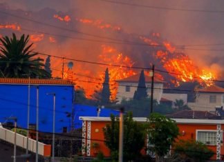 «Una colada de lava se come casas y cultivos» en la isla de La Palma