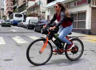 Venezolana hace su propia bicicleta eléctrica