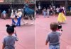 Niño saludando a princesas Disney
