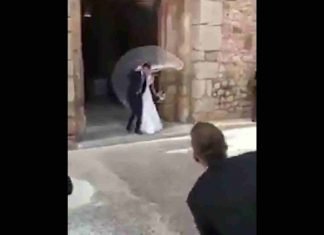 Increíble lluvia de arroz para recién casados