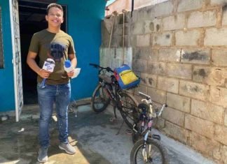 La voz de un barrio venezolano se oye en redes por un micrófono de cartón