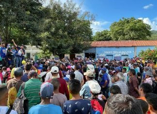 Falcón promete priorizar servicios públicos y mejorar vialidad agrícola en visita a Siquisique