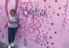 Artista dedica mural al cáncer de mama