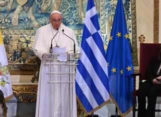 Papa advierte desde Grecia de retroceso de la democracia