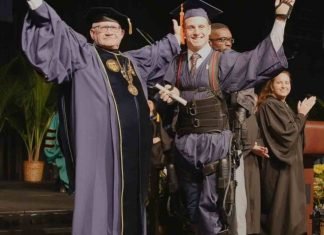 Venezolano parapléjico caminó para recibir su título