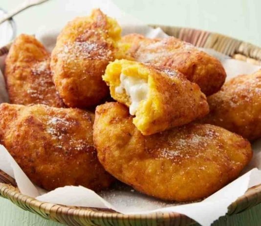 Empanadas de masa de plátano maduro y queso