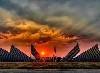 Atardecer en el Monumento al Sol Naciente