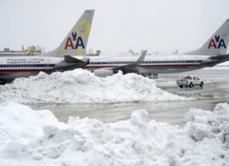 Miles de vuelos cancelados por tormenta de nieve que azota noreste de EEUU