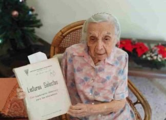 Con 101 años enseña gramática y ortografía